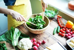 Scopri i benefici sorprendenti di mangiare un’insalata ogni giorno per la tua salute