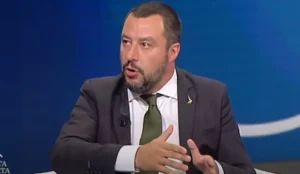 Titolo: Salvini difende il crocifisso a scuola: “È parte della nostra identità culturale”
Salvini ribadisce: “Non siamo in Iran. Da cattolico, rimuovere il crocifisso in aula sarebbe negare la nostra storia.” Cita Benedetto Croce: “La storia è un linguaggio della libertà.”