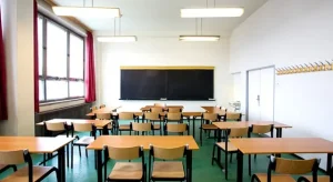 Madre aggressiva insulta docente a scuola; colleghi reagiscono ma subiscono violenze.