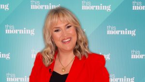 Sara Davies: Eleganza smart casual con pantaloni sportivi a strisce e blazer audace.