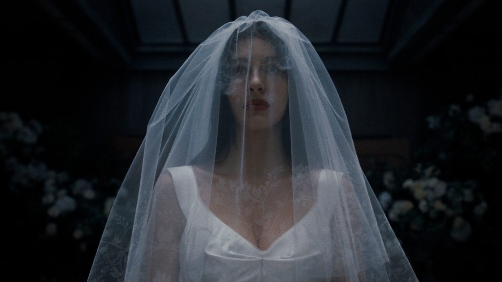 Un matrimonio da incubo: un presagio inquietante sta per realizzarsi.