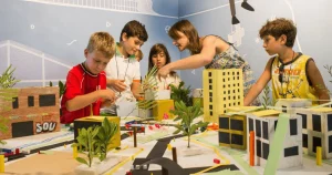 Battaglie ideologiche sull’ora di arte nel Regno Unito: un confronto acceso e controverso