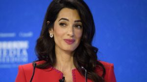 Amal Clooney: come indossare il rosso primavera con stile in un abito fitted.