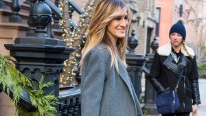 Sara Jessica Parker: come abbinare i jeans bianchi con blazer e borsa pitone