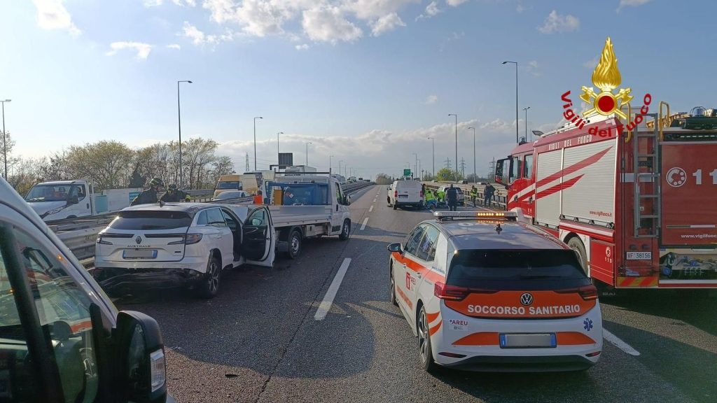 Incidente sulla Tangenziale Ovest a Rozzano: tre persone ferite, situazione critica.