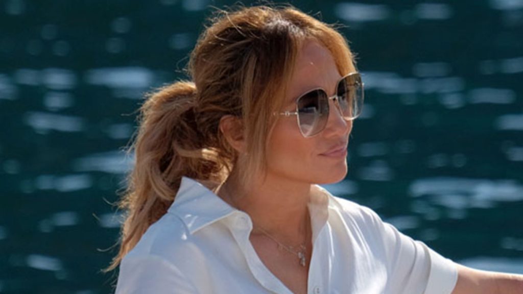 Jennifer Lopez ispira il mio prossimo look da viaggio: camicia bianca e gonna a tubino.