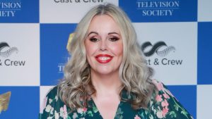 Roisin Conaty svela l’abito perfetto per matrimoni primaverili: eleganza e stile minimal.