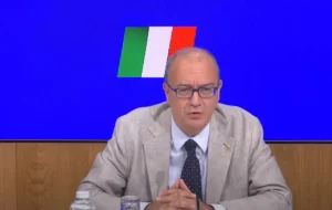 Valditara: Carta docente estesa a precari e Ata, ma Renzi chiede chiarimenti sui tagli ai prof.