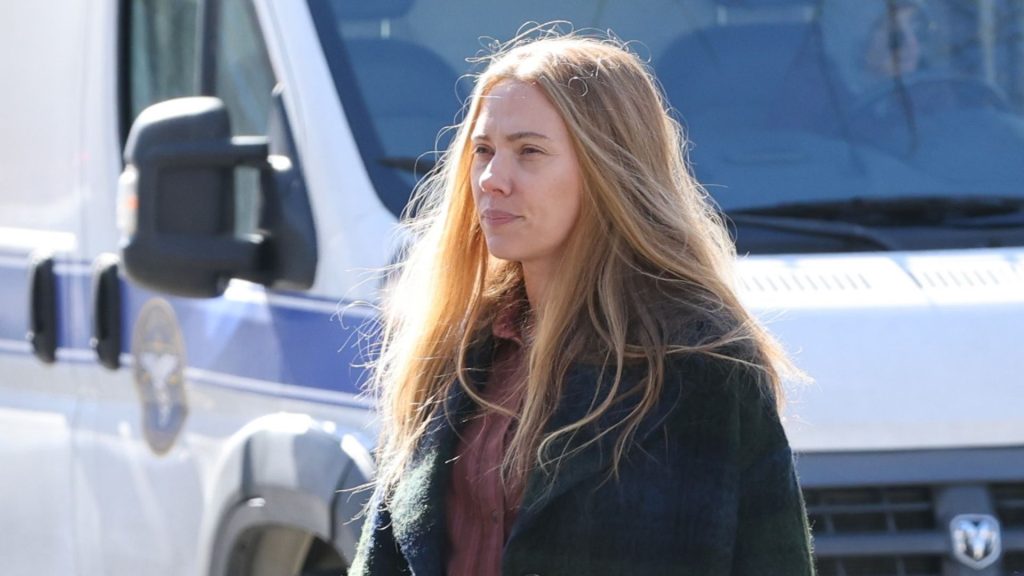 Scarlett Johansson sceglie le scarpe New Balance grigie: pratiche e stilose per la primavera.