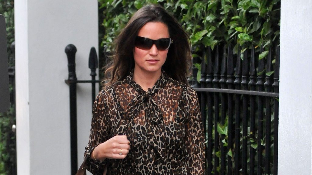 Outfit primaverile: camicia leopardata e jeans dritti di Pippa Middleton per un look sempre attuale.