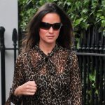 Outfit primaverile: camicia leopardata e jeans dritti di Pippa Middleton per un look sempre attuale.