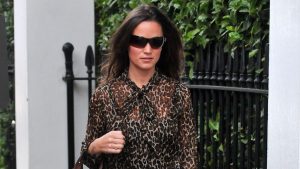 Outfit primaverile: camicia leopardata e jeans dritti di Pippa Middleton per un look sempre attuale.