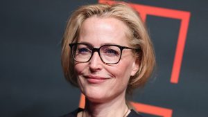 Gillian Anderson reinventa l’abbigliamento da ufficio con i suoi pezzi preferiti di M&S.