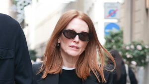 Julianne Moore: l’eleganza dei completi intelligenti e delle sneakers bianche sempre vincenti.