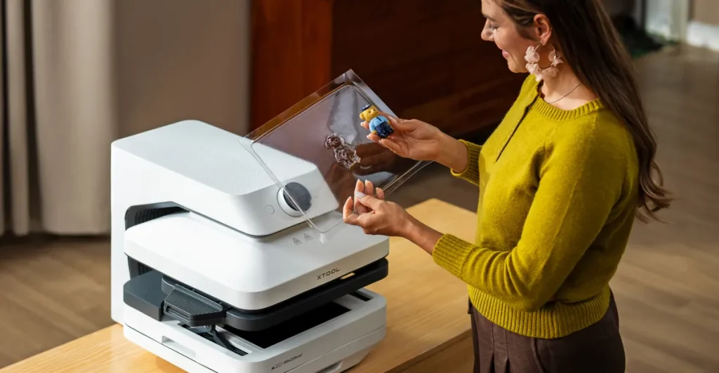 Macchina modulare per creare magliette personalizzate, cover per smartphone e stampi unici.