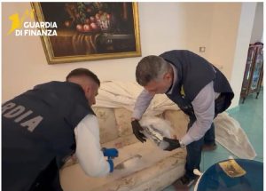 30 kg di droga trovata nel frigo e nei cuscini nel Pontino: operazione shock.