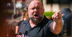 Alex Jones svela una nuova enorme cospirazione che cambia tutto.