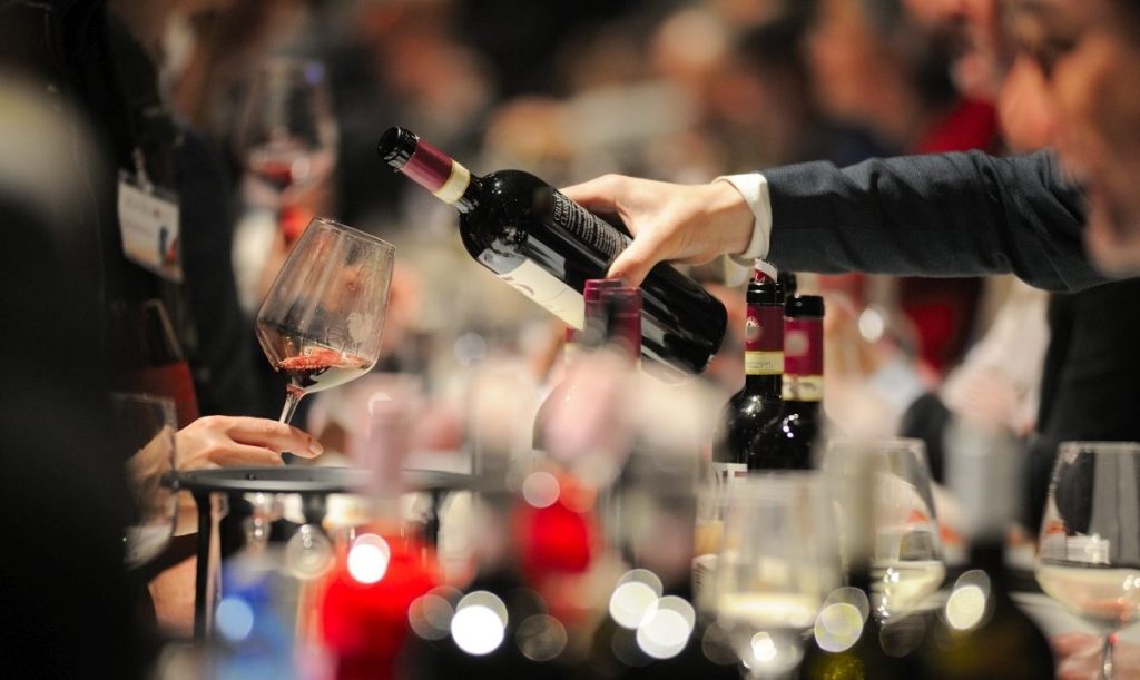 Enoturismo: La Chiave Strategica per Il Successo del Settore Vinicolo secondo UniCredit e Nomisma