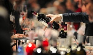 Enoturismo: La Chiave Strategica per Il Successo del Settore Vinicolo secondo UniCredit e Nomisma