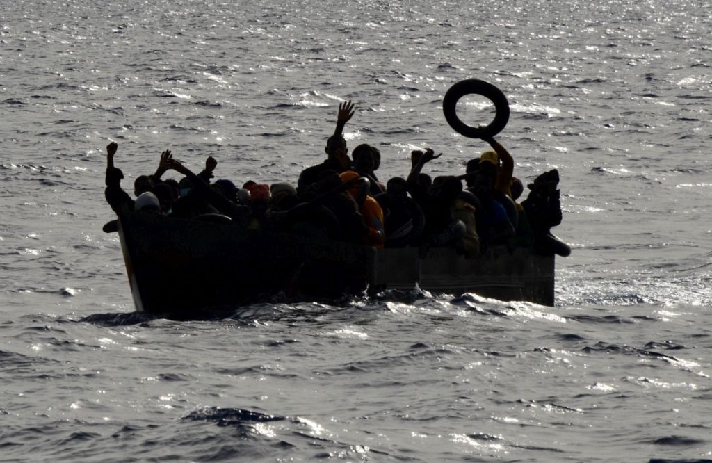 Tragedia a Lampedusa: 19 morti e 5 feriti tra i migranti in mare.