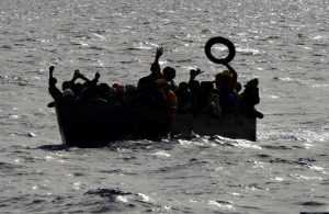 Tragedia a Lampedusa: 19 morti e 5 feriti tra i migranti in mare.