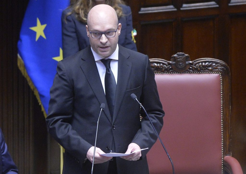 Educazione all’uso responsabile dell’Intelligenza Artificiale: un appello urgente di Fontana.