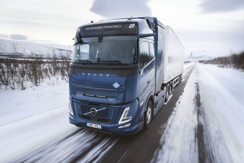 Volvo lancia test su strada per camion alimentati ad idrogeno, innovazione sostenibile in arrivo.