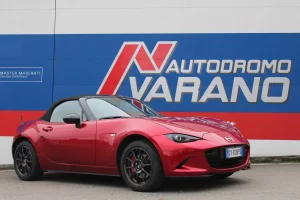 Mazda festeggia la MX-5: emozioni uniche all’Autodromo di Varano.