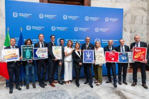 Un francobollo unico per il centenario del Tridente Maserati: un tributo all’eleganza automobilistica.