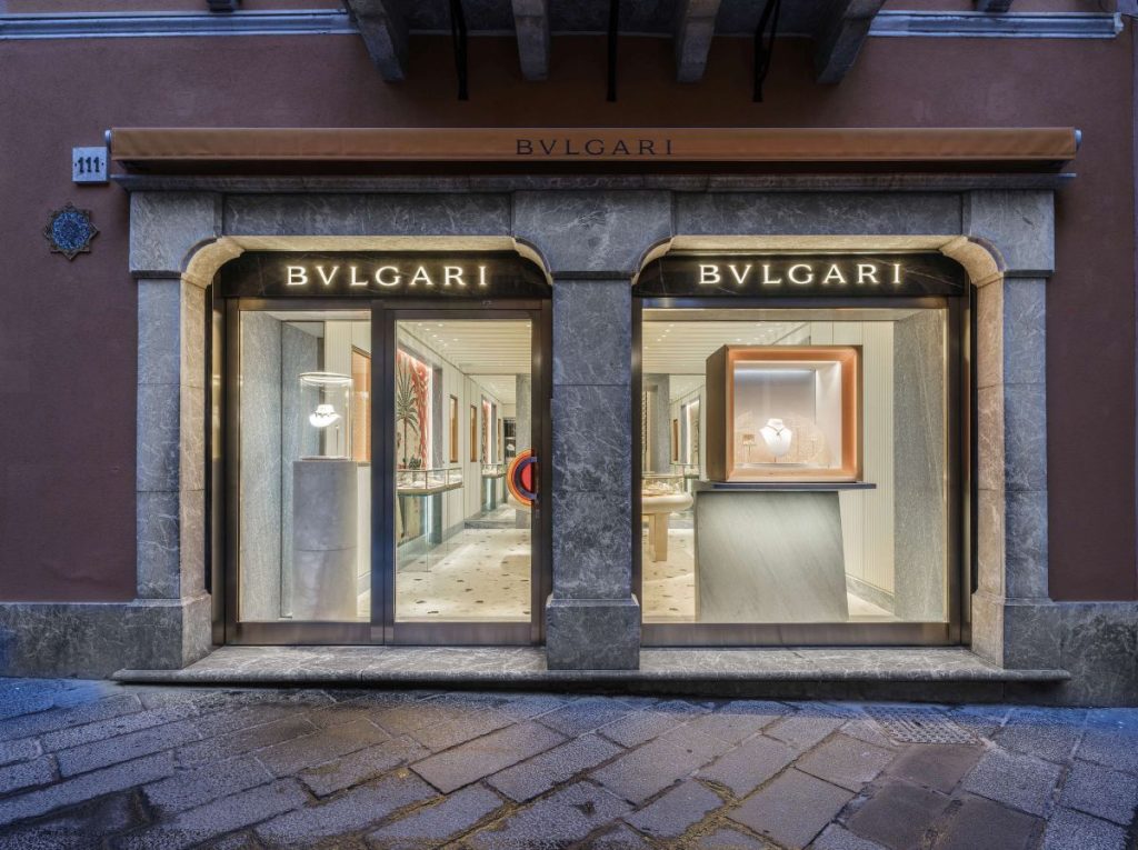 Luisa Ranieri svela la nuova boutique Bvlgari a Taormina: un evento esclusivo da non perdere!