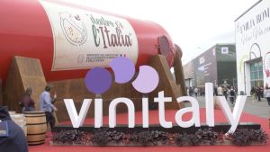 Vinitaly 2023: Lollobrigida destaca il vino come racconto dei nostri territori.