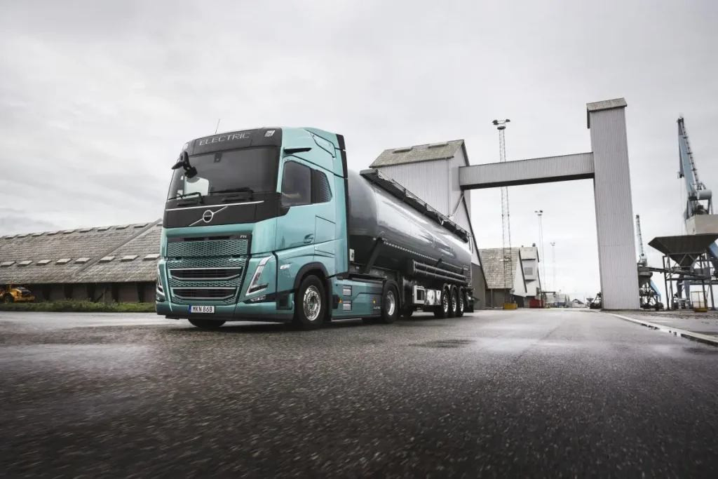Volvo presenta camion elettrici innovativi con autonomia fino a 700 km per il trasporto sostenibile.