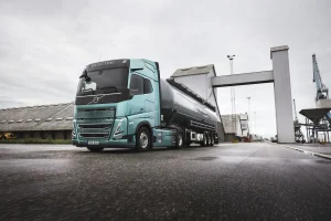 Volvo presenta camion elettrici innovativi con autonomia fino a 700 km per il trasporto sostenibile.