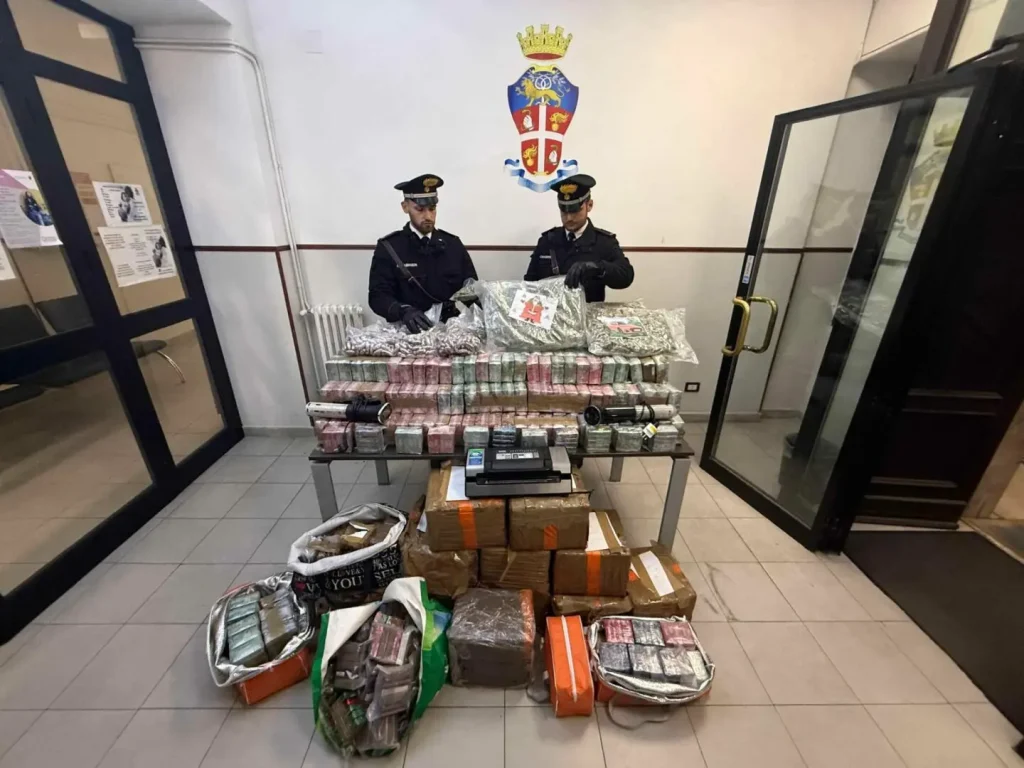 Carabinieri scoprono deposito di droga a Roma: arrestati tre narcotrafficanti per 2,5 milioni.