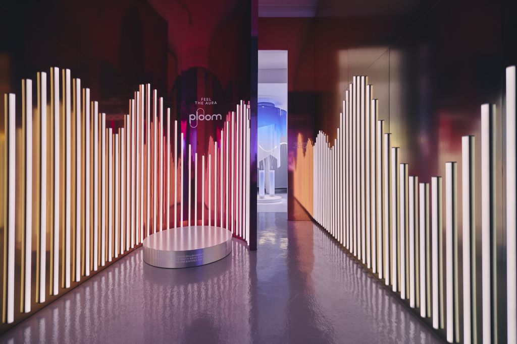 Scopri “Feel The Aura”: Ploom incanta con un’esperienza immersiva alla Milano Design Week.
