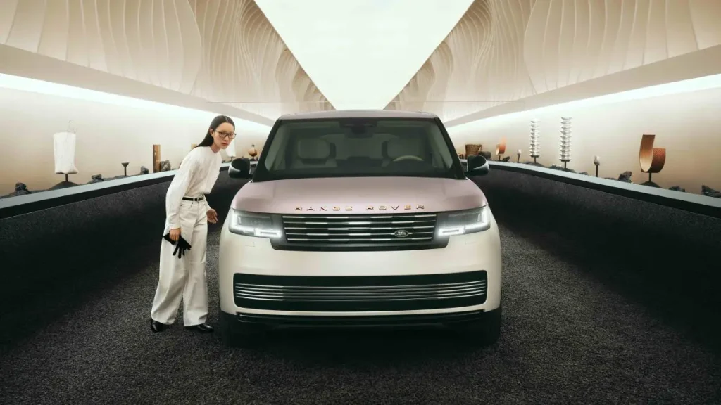 Range Rover svela “Traces” a Milano: un viaggio nell’arte dell’artigianato bespoke.