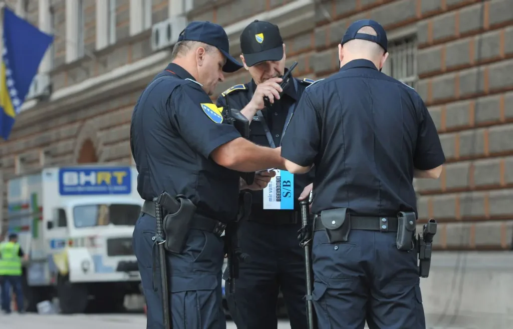 Arrestati 9 trafficanti di migranti tra Bosnia e Croazia sulla rotta balcanica.