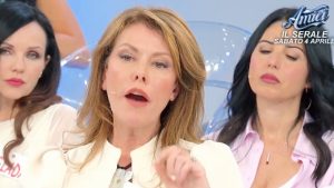 Cinzia Paolini in scena: tutti criticano, ma Marco ascolta affascinato le sue parole.