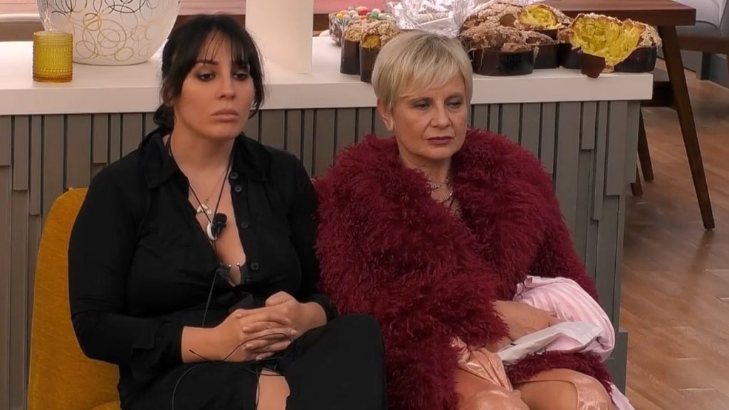 Antonella Elia critica Francesca Manzini per il ritorno di fiamma con Alessandra Mussolini.