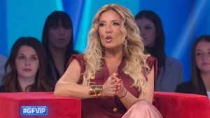 Selvaggia Lucarelli critica il Grande Fratello Vip: “Raimondo nominato sempre, Paola eccessivamente pesante”