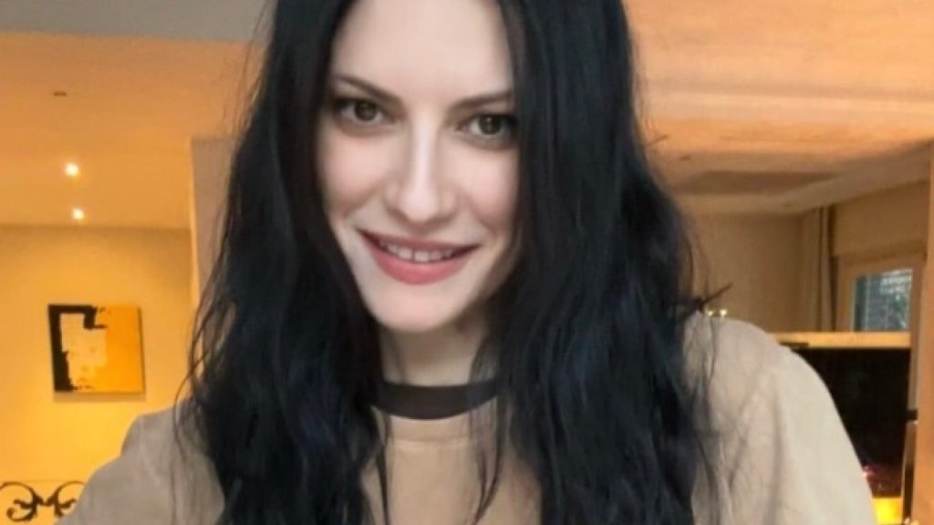 Laura Pausini a Madrid: il siparietto esilarante con un fan ubriaco diventa virale!