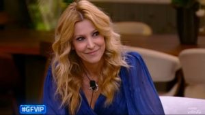 Adriana Volpe lascia il Grande Fratello Vip: il web si scatena per motivi personali.