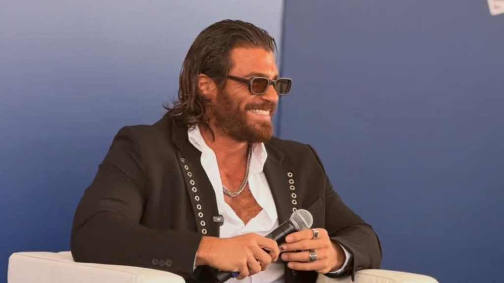 Can Yaman allontana una fan eccessivamente invadente (VIDEO)