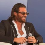 Can Yaman allontana una fan eccessivamente invadente (VIDEO)