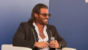 Can Yaman allontana una fan eccessivamente invadente (VIDEO)