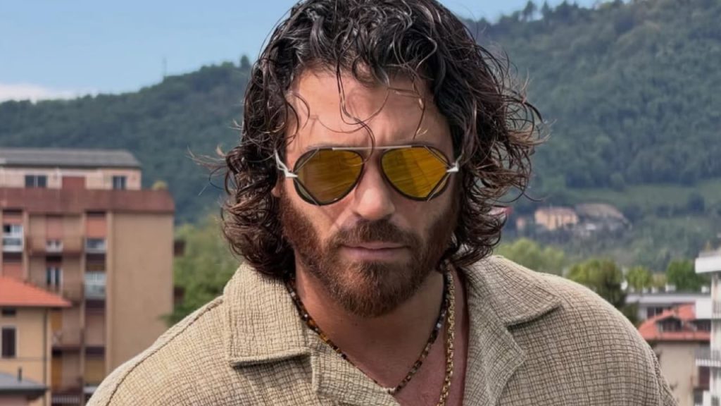 Can Yaman a Bergamo: il suo amore per le città italiane e la carbonara conquista tutti.