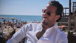 Izzo risponde a Raffaella Fico: “Non sono un tronista, chiarisco la situazione”.