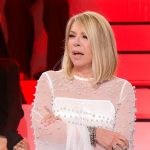Amici 25: Anna Pettinelli sfida i cantanti con audace guanto di sfida [VIDEO]