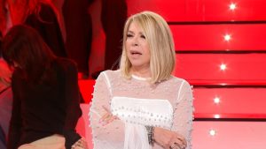 Amici 25: Anna Pettinelli sfida i cantanti con audace guanto di sfida [VIDEO]