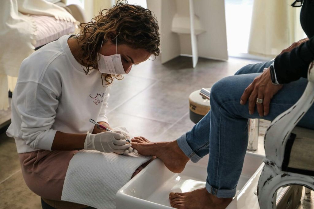 Pedicure professionale: 6 passaggi per una cura perfetta dei tuoi piedi.